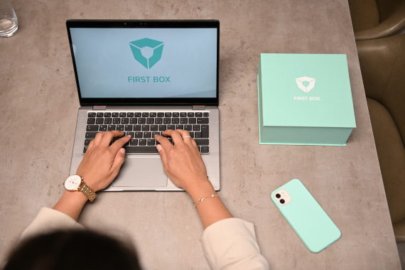 frau-am-laptop-mit-firstbox