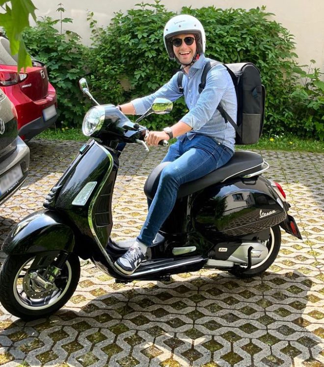 zuerich-sebastian-auf-einem-roller_blured